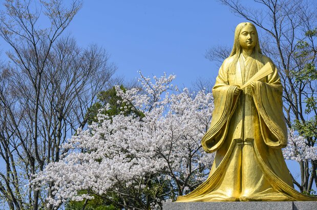 春天,高约3米的紫式部像与园内盛开的樱花相互印衬(图片:福井县观光联盟)