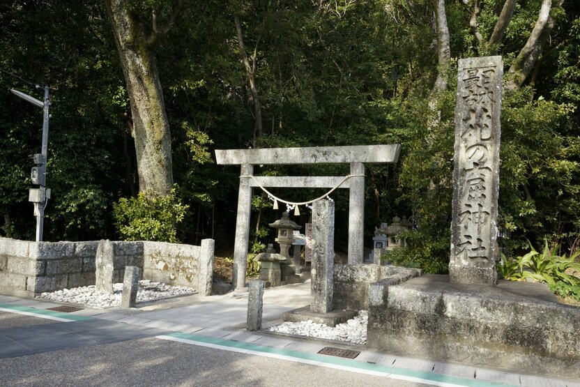 Una atmósfera sencilla y poderosa reina en el recinto del santuario. (Fotografía de Ōsaka Hiroshi)
