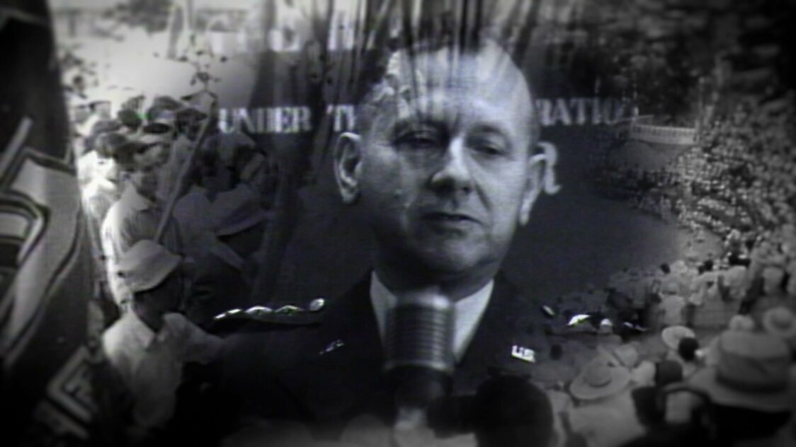 Paul W. Caraway (1905 -1985) fut le troisième haut-commissaire du gouvernement américain pour les îles Ryûkyû pendant environ trois ans et demi à partir de février 1961. Il était surnommé « Typhoon Caraway » pour son autoritarisme (© Okinawa Television).