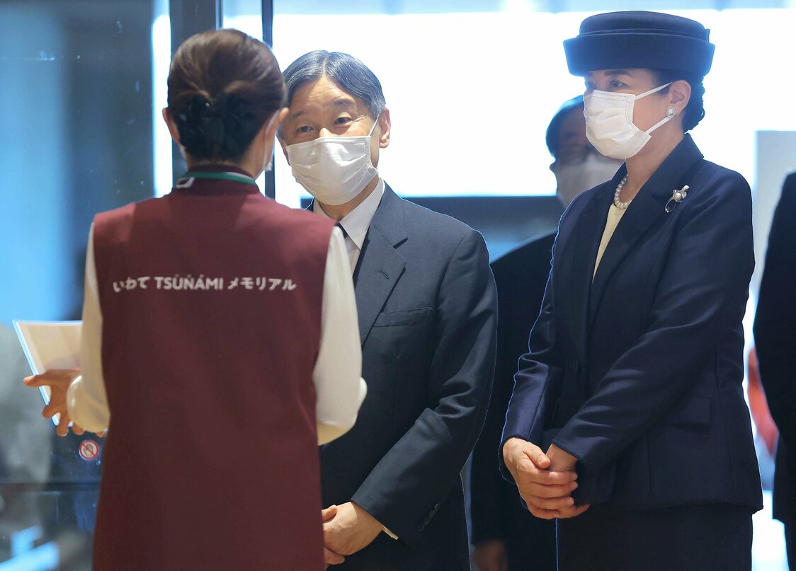 震災語り部の女性と懇談される天皇、皇后両陛下（岩手県陸前高田市、代表撮影）（時事）