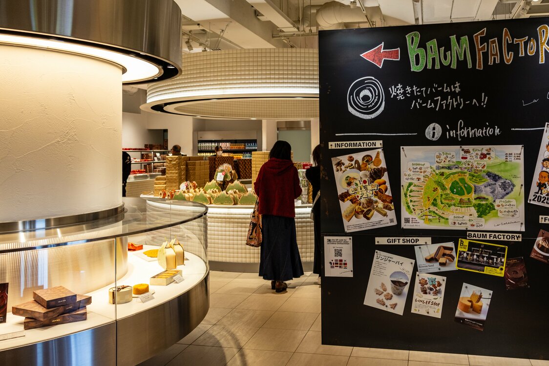 A display in the shop shows the different sweets available around the property. (© Nippon.com)