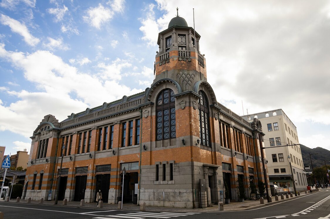 八角形の塔屋が美しい「旧大阪商船」は1917（大正6）年の建物。1階には「わたせせいぞうギャラリー」が入る