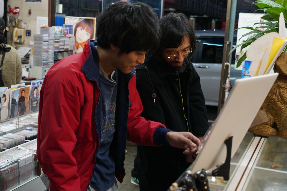撮影現場の今泉力哉監督（右）と松坂桃李　©2020『あの頃。』製作委員会