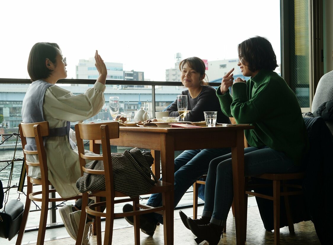 ろう者の俳優、山口由紀と長井恵里もケイコの友人役として出演。3人が手話で会話するシーンには、あえて字幕を付けなかった ©2022 映画「ケイコ 目を澄ませて」製作委員会／COMME DES CINÉMAS