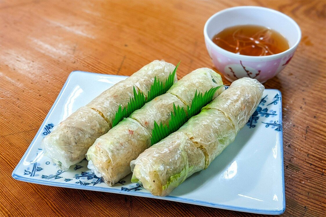 年轻女店员推荐的“越南猪皮卷”，是喝啤酒时的绝佳下酒菜。600日元（税后）（图片：渕贵之）