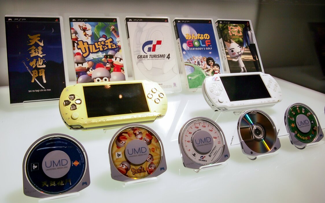 Портативная консоль PSP 2004 года отличалась меньшим размером носителя и поддержкой беспроводной локальной сети. Снимок сделан 12 июля 2004 года в Токио (© Reuters)