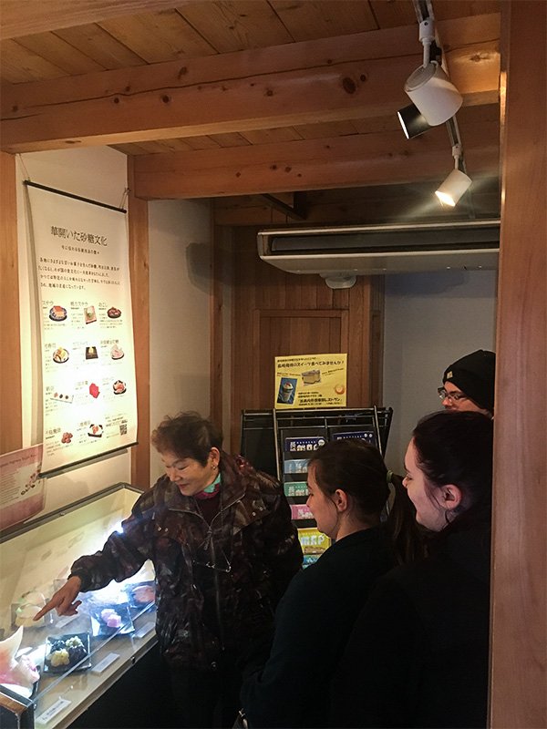 Des visiteurs de l'ancien poste de commerce néerlandais de Dejima assistent à une exposition sur l'histoire du sucre au Japon.