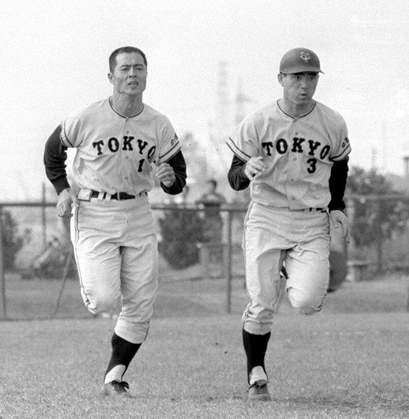 Whiting siguió de cerca las hazañas de superestrellas del béisbol como Oh Sadaharu o Nagashima Shigeo de los Tokyo Giants, a quienes se ve entrenando en esta fotografía de 1967. (© Sankei Shimbun)