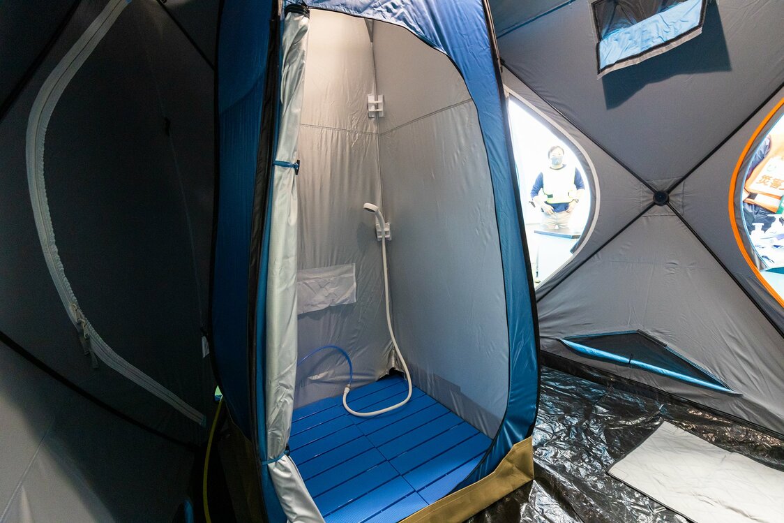 À l’intérieur des tentes se trouvent un espace douche et un espace vestiaire. Au milieu des contraintes inévitables d’une vie en groupe, la possibilité de se changer dans un espace totalement privatif est une précieuse assurance de tranquillité d’esprit.