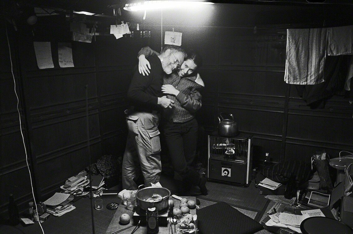 William Eugene Smith et son épouse Aileen dans la  maison  de Minamata que leur avait loué la famille Mizoguchi, elle-même victime de la pollution au mercure provoquée par l’usine pétrochimique Chisso. (Photo prise en 1972)