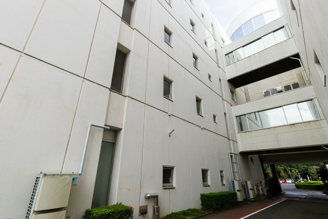 中央3階の窓が、試作品を何度も落としたトイレ