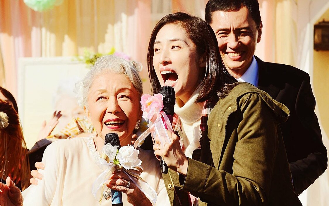 天海祐希と草笛光子が越路吹雪の名曲「ラストダンスは私に」をデュエットする場面も！©2021映画『老後の資金がありません！』製作委員会