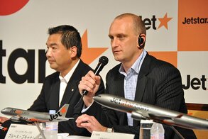 日本航空公司、澳洲航空公司集團的澳洲捷星航空公司、三菱商事聯合發表成立捷星(日本)航空公司。日本航空公司的大西賢社長和捷星航空集團的CEO布魯斯•布加南在宣布成立的記者會上。 (2011年8月)