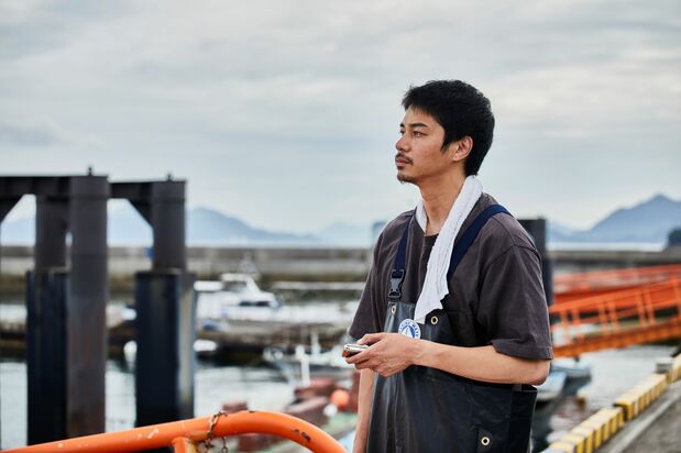 映画『とべない風船』で主人公の漁師を演じる東出昌大 ©buzzCrow Inc.