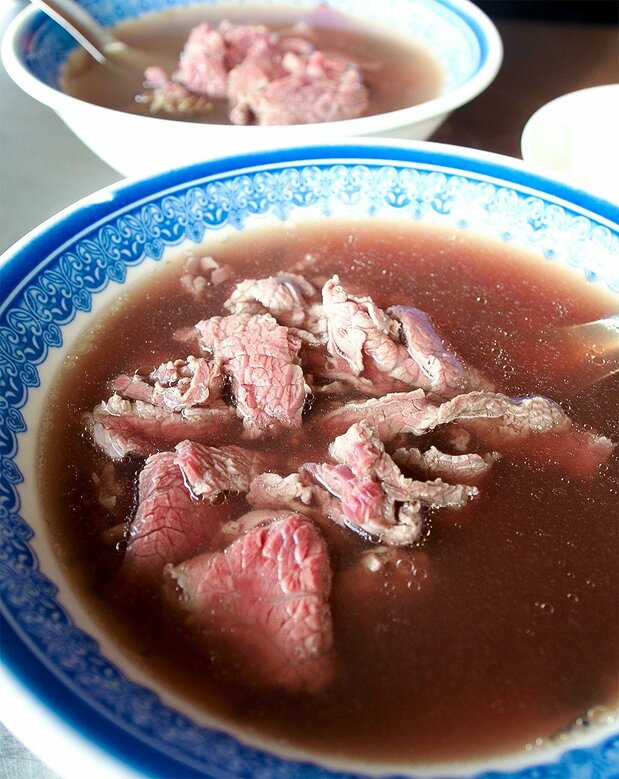 台式牛肉湯、是將熱高湯注入生肉中即刻食用的料理(筆者攝影)