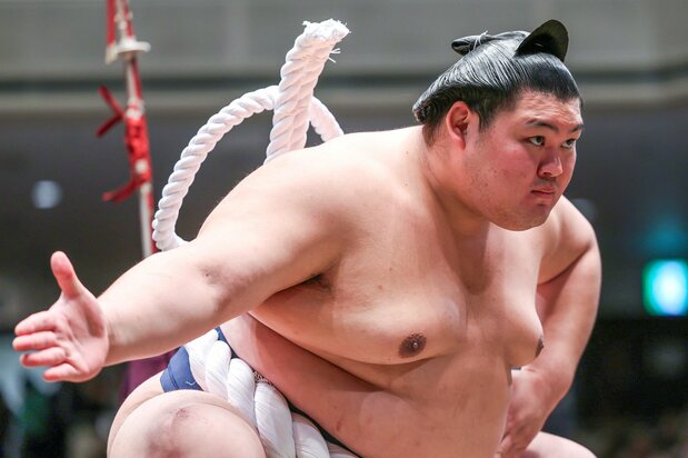 Yokozuna Ōnosato with an ōichōmage at the Grand Sumō Tournament in Tokyo on January 16, 2026. (© Jiji)