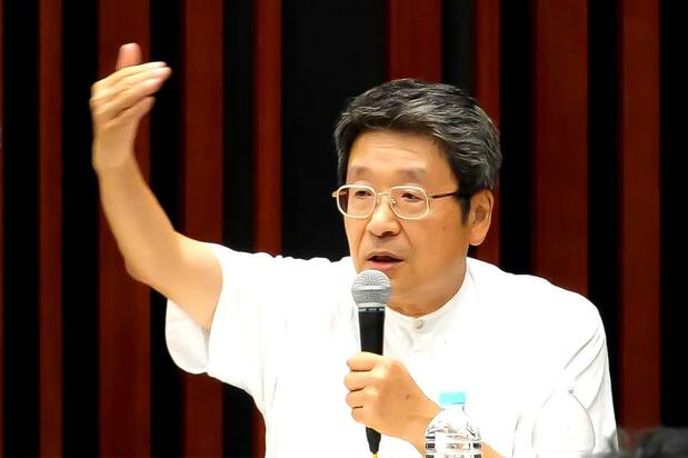 2023年7月,高森明勅在東京都「請立愛子內親王殿下為皇嗣」集會上擔任解說(主辦單位提供)