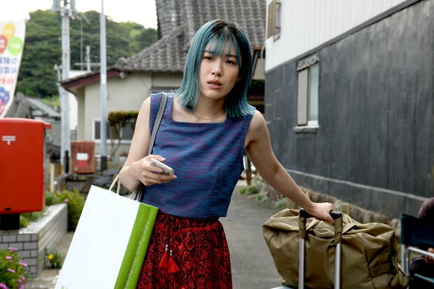 東京からやってきた売れっ子漫画家の美晴（呉城久美）は島に縁もゆかりもなかった　©2023 SIGLO/OFFICE SHIROUS/Rooftop/LONGRIDE