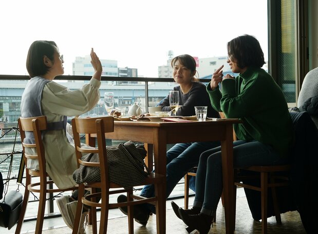 ろう者の俳優、山口由紀と長井恵里もケイコの友人役として出演。3人が手話で会話するシーンには、あえて字幕を付けなかった ©2022 映画「ケイコ 目を澄ませて」製作委員会/COMME DES CINÉMAS