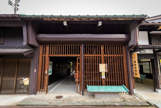 Metal casting equipment and artifacts used in the Edo period are on display at the Metal Casting Museum. Admission is free for junior high school students and younger guests; ¥300 for high schoolers and older visitors.