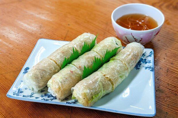 年轻女店员推荐的“越南猪皮卷”,是喝啤酒时的绝佳下酒菜。600日元(税后)(图片:渕贵之)