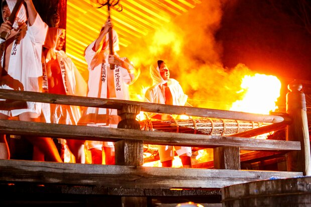 The giant torches are over two meters long. (© Haga Library)
