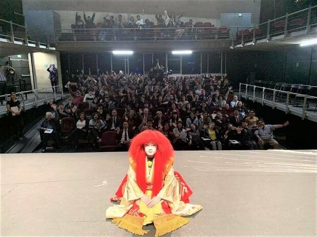 Salut final lors d'une représentation au Mexique. (Avec l'aimable autorisation de Nakamura Kyôzô)