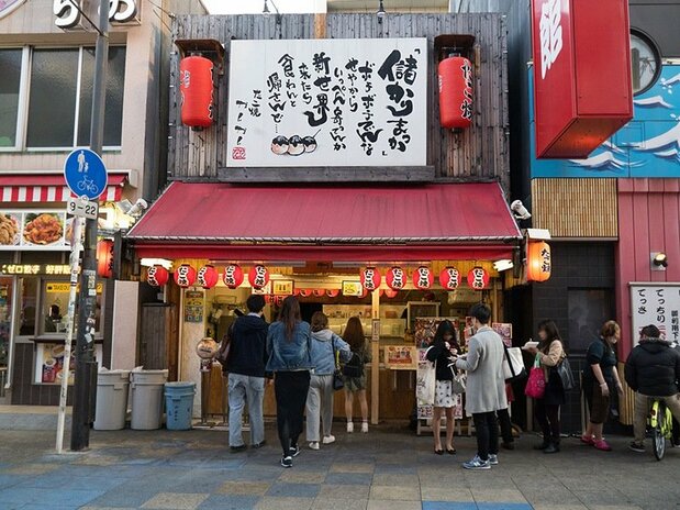 紅燈籠相當醒目的「KANKAN」，店門口放著垃圾箱，可以就地大快朵頤