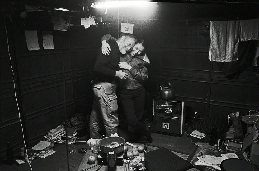 William Eugene Smith et son épouse Aileen dans la maison de Minamata que leur avait loué la famille Mizoguchi, elle-même victime de la pollution au mercure provoquée par l’usine pétrochimique Chisso (Photo prise en 1972)