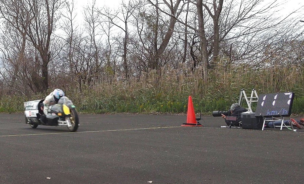 Por razones de seguridad, las pruebas de Akita se realizaron a velocidades bajas de motor, y la distancia cronometrada fue de 1.000 metros, 600 metros menos que la pista de una milla de Bonneville. Dado que este récord se logró en condiciones desfavorables, el equipo sentía confianza sobre sus posibilidades en la carrera real. (Cortesía de Chikakane Takushi)