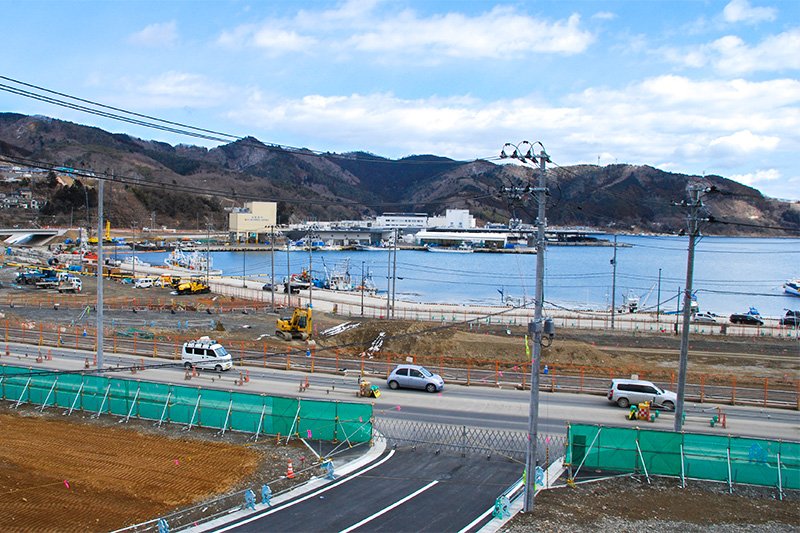 Continúan las obras públicas de reconstrucción en la costa de Onagawa. Se ven muchos vehículos circulando, además de los camiones y volquetes de las obras.