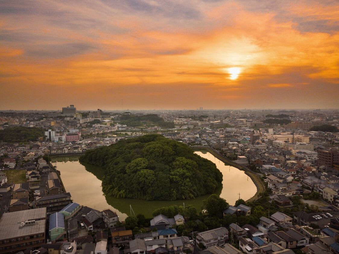 Le coucher de soleil sur le kofun Karusato-Ôtsuka
