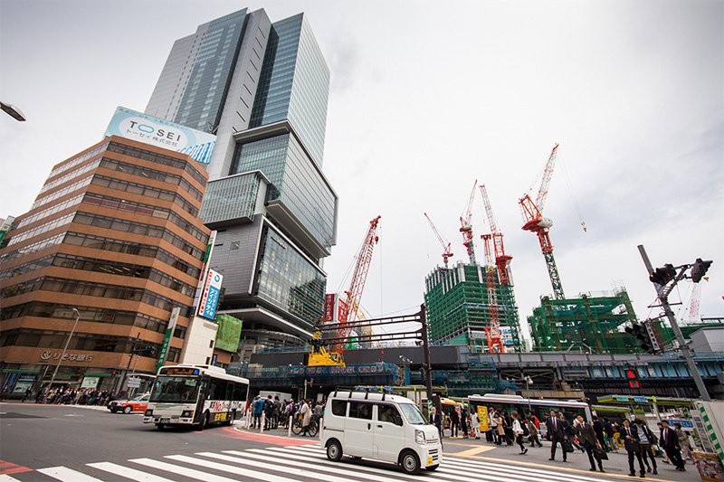 在明治大街十字路口远望涩谷站东口的改造工程现场（摄于2017年4月）。中央远处，是在建的“涩谷站南街区”，即在东横线地上旧站台和线路旧址上建设的“涩谷溪（Stream）”大厦