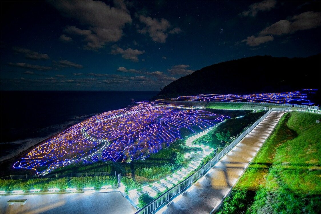 De fines de octubre a principios de marzo de cada año la zona se ilumina con 25.000 luces led solares, un evento conocido como Aze no Kirameki.