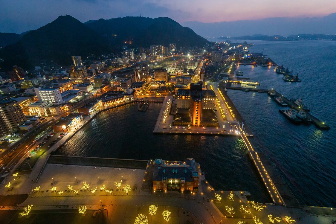 「門司港レトロ展望室」からの夕景。手前の建物は旧門司税関で、中央は門司港ホテル