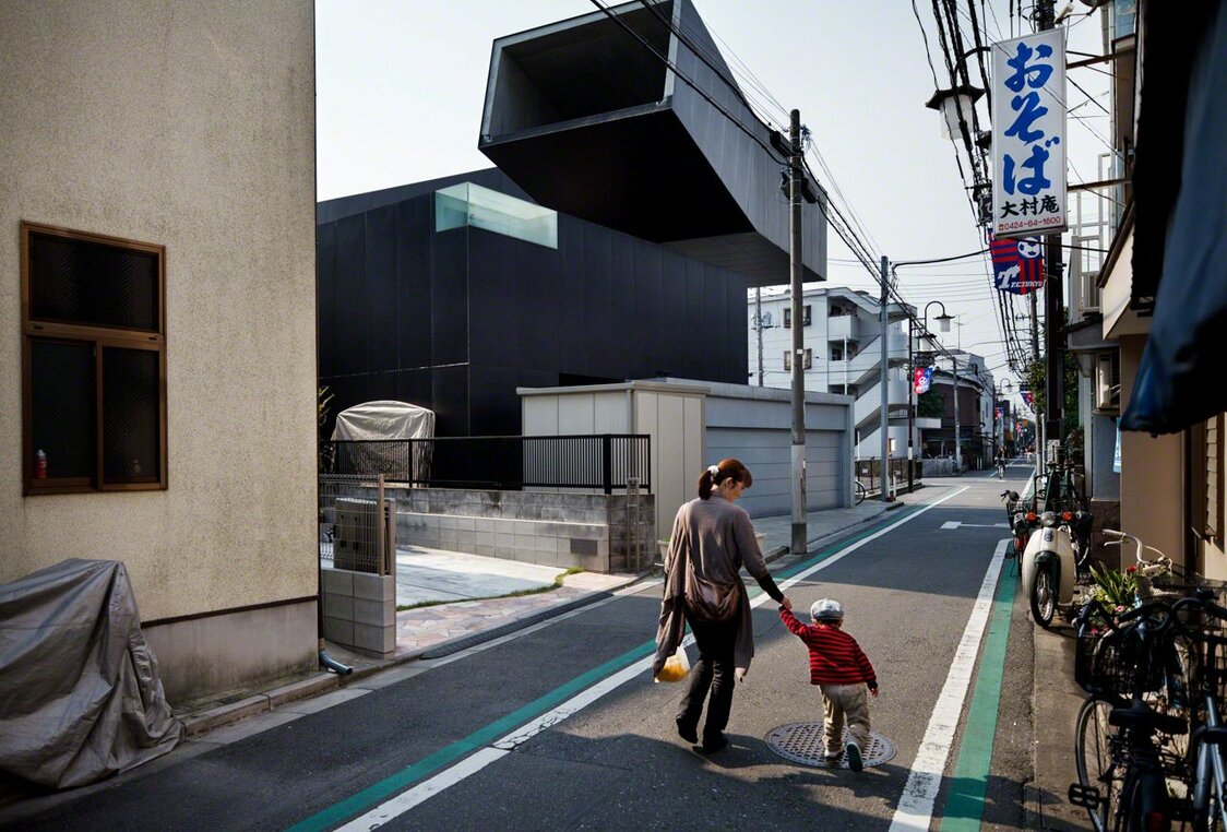 建物名：White Base（設計：米田明／アーキテクトン　撮影：2010年11月12日 撮影アシスタント：ブリュノ・ベレック）