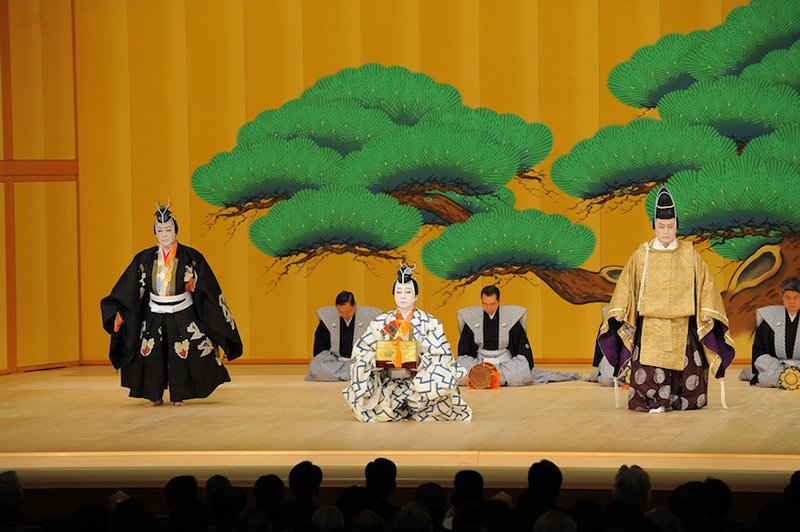Le « Kotobuki-shiki sanbasô » donné le 27 mars. A partir de la gauche : Onoe Kikugorô dans le rôle de Sanbasô, Nakamura Baigyoku dans celui de Senzai et Matsumoto Kôshirô comme Okina. (Crédit photo : Shôchiku Co., Ltd.)