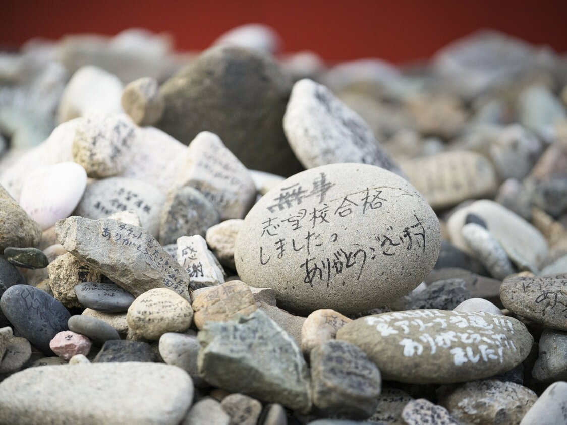 Las piedras llevan escritos mensajes de agradecimiento.