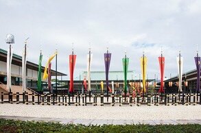 即位礼正殿の儀で宮殿中庭に建てられた旙（ばん）　出典：宮内庁ホームページ