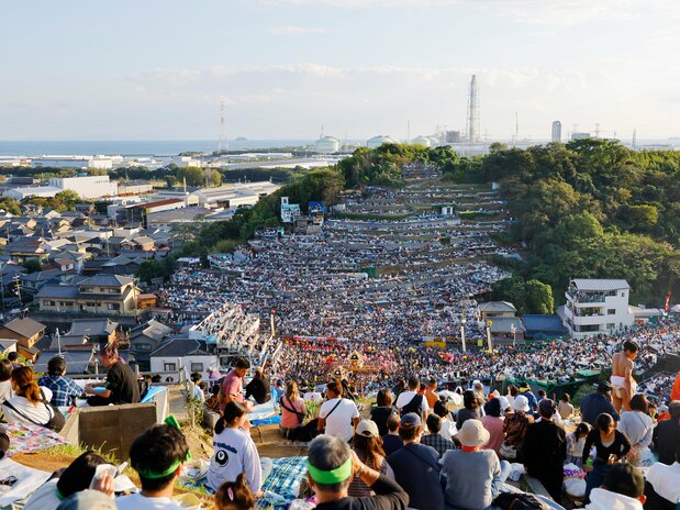 遠く播磨灘を望む、御旅山山頂付近からの俯瞰。大観衆に囲まれて眼下で屋台が練り合う。練り場の桟敷席は地元の人と招待客以外は入れないものの、周辺から見るだけでも十分に迫力を味わえる