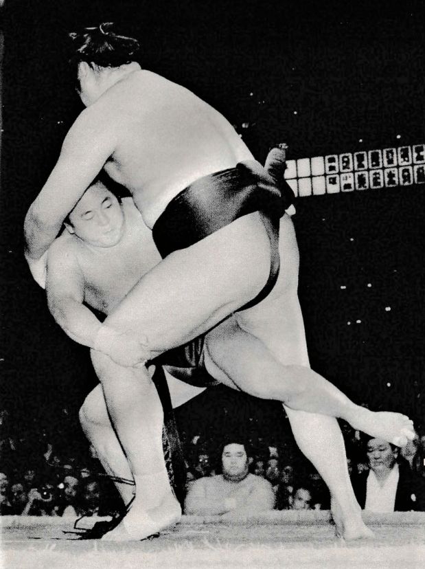 1992年秋場所、172cm・96kgの小兵・舞の海(左)は、192cm・146kgの巨人・琴富士に三所攻めで快勝。1955年夏場所から決まり手を発表するようになって以降、幕内で三所攻めが決まったのはこれが初めて。「大相撲ジャーナル」提供