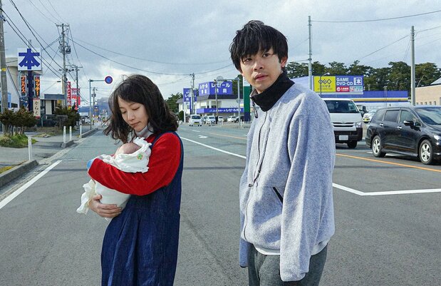 妻ことね(吉岡里帆・左)との間に娘を授かるも、大人になり切れずにいる夫たすく(仲野太賀) ©2020「泣く子はいねぇが」製作委員会