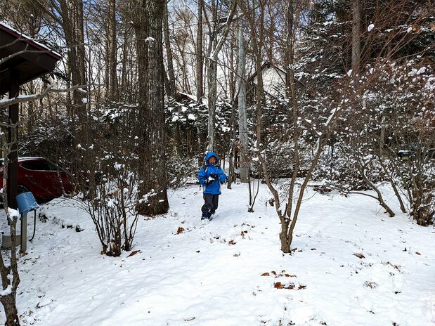 雪が降れば、庭はたちまち子どもたちの遊び場に。どこまで逃げても追いかけられる(筆者撮影)