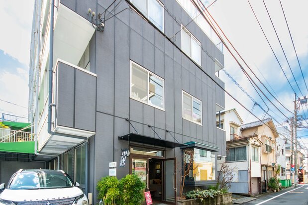 閑静な住宅地にある片岡屏風店。1階がショールーム、2階が工房