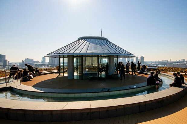 在360度一览城市全景的“万叶俱乐部”屋顶足浴庭园,台场的彩虹大桥、HARUMI FLAG东京奥运村以及虎门Hills、东京塔等尽收眼底