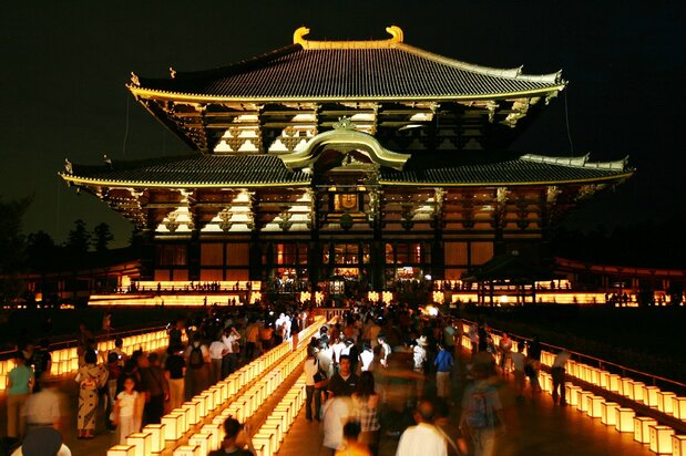 8月15日夜晚的万灯祭祀活动(图片:时事社)