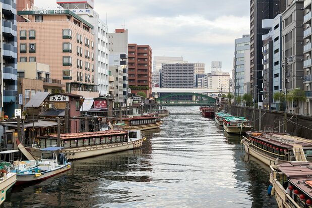 中央に架かるのが柳橋で、その奥に隅田川が流れる。神田川の左側（北）が台東区柳橋で、右岸（南）は中央区東日本橋
