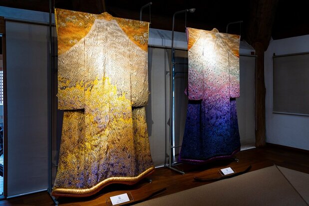 A la izquierda, un kimono dorado con un motivo del monte Fuji en cuya elaboración estuvo implicado Miyahara Sakuo, presidente honorífico del Museo de Arte Kubota Itchiku y antiguo discípulo del artista.