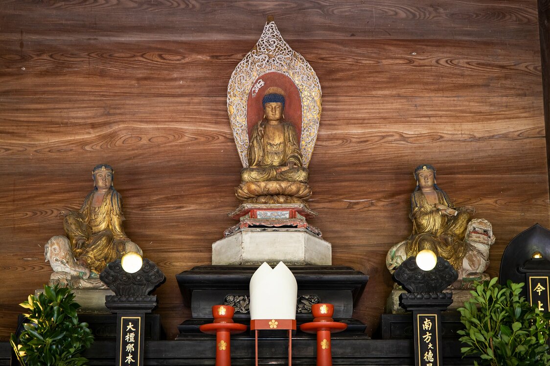 主佛和胁侍菩萨皆来自300多年前的中国，可以看出源自黄檗宗的影响。佛像后方的墙壁“来迎壁”处于西侧，令人联想起位于木纹云海另一边的天竺