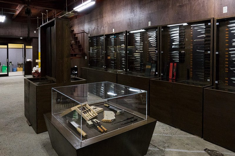 Интерьер магазина Tower Knives Osaka. В глубине, за стеклянной стеной – мастерская